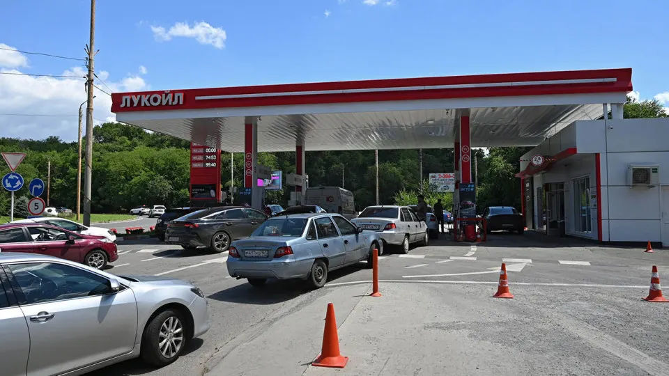 Цена на АИ‑92 из Беларуси выросла почти на 80% с мая и продолжает расти на фоне сокращения производства топлива и ограничений в регионах; правительство увеличивает импорт, но логистика и санкции осложняют быстрые поставки.