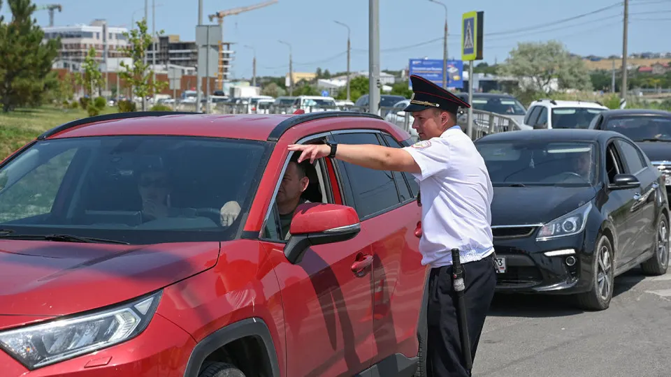 Власти региона направили полицейские патрули на самые загруженные автозаправки после конфликтов в очередях и инцидента со стрельбой. По всей стране действуют лимиты на продажу топлива и другие ограничения.