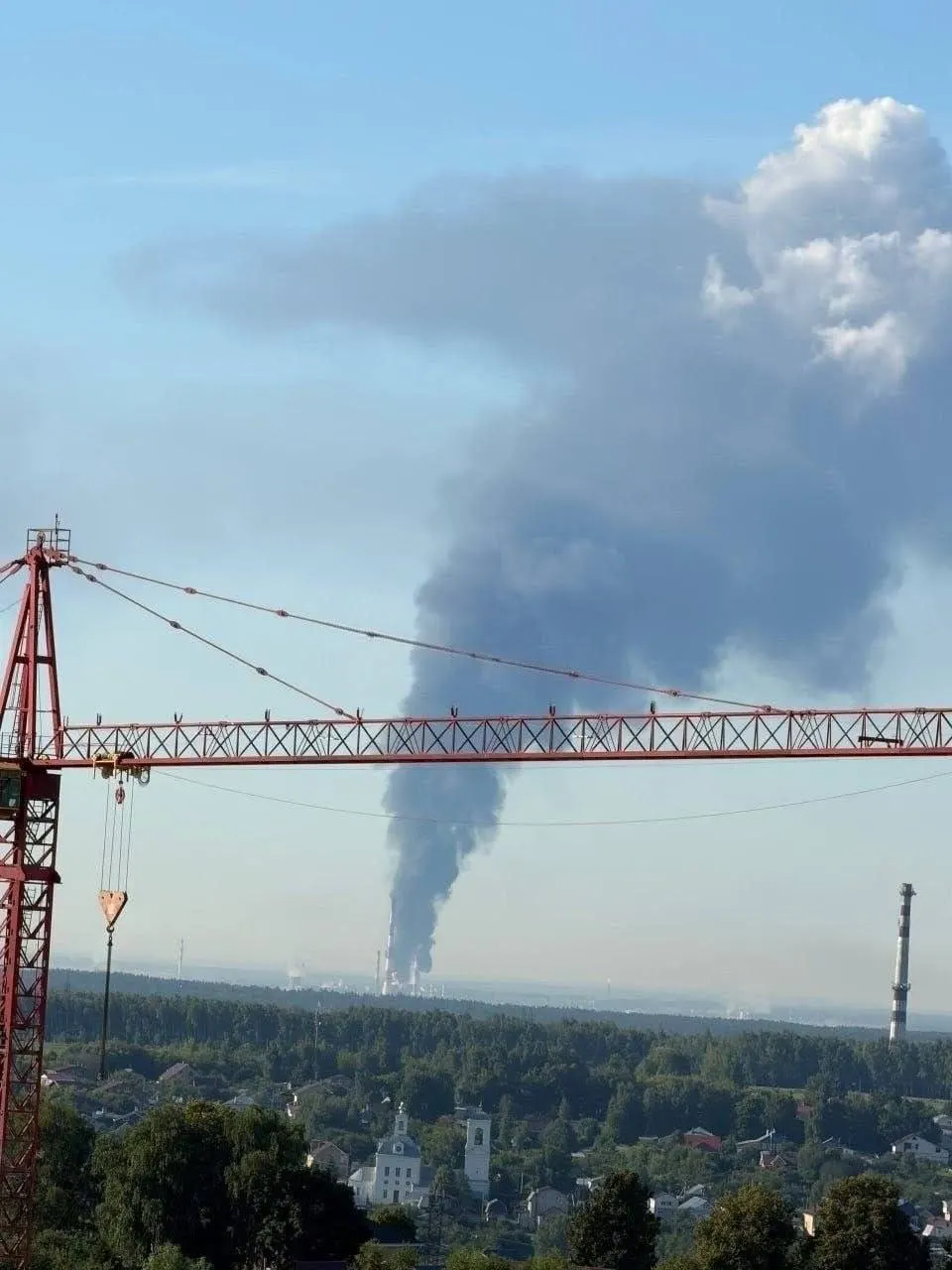 Ночью 2 июля беспилотники нанесли удар по кстовскому НПЗ в Нижегородской области, который поставлял бензин в Чувашию. В результате один человек погиб, ещё четверо ранены; в регионе возможны перебои с топливом и рост цен.