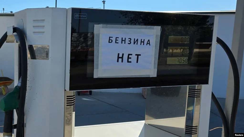 Росстат зафиксировал резкий рост цен на автомобильный бензин в Севастополе — до 30% за неделю. По стране в среднем наблюдается умеренный рост цен, а в отдельные регионы введены ограничения на продажу топлива.