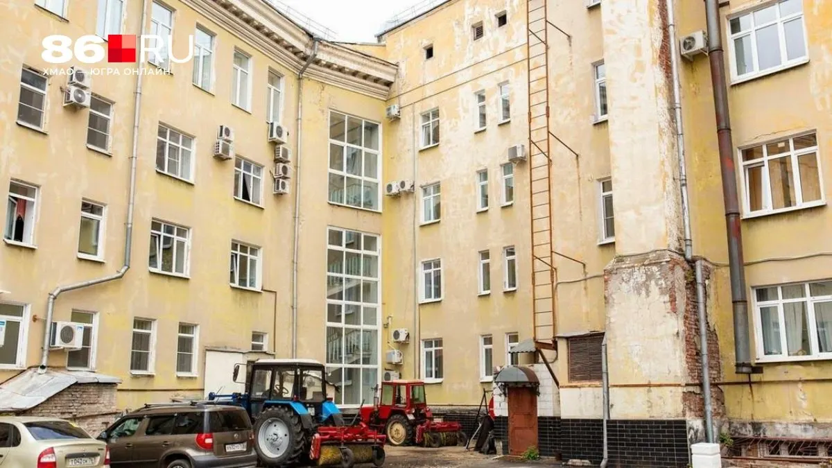 Госдума указала, что решения о переустройстве придомовой территории, включая оборудование парковочных мест, принимаются на общедомовом собрании собственников.