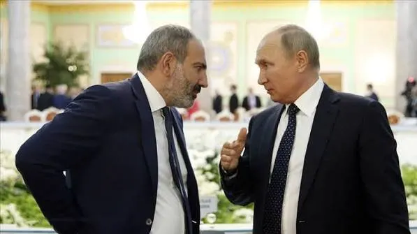 Премьер-министр Армении провёл телефонный разговор с президентом России по инициативе Еревана и призвал решить вопрос ограничений на армянский экспорт, которые, по его словам, противоречат положениям ЕАЭС. В беседе также обсуждалась идея провести референдум о вступлении в ЕС или сохранении в составе ЕАЭС.