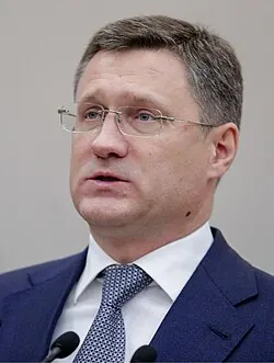 Вице‑премьер Александр Новак сообщил, что на штабе по топливному рынку принято решение продлить запрет на экспорт бензина для производителей и непроизводителей до конца 2026 года; запрет на экспорт дизеля отменят по мере восстановления рынка.
