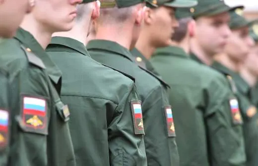 Правительство поддержало законопроект, который позволит направлять призывников для тушения пожаров и аварийно‑спасательных работ в подразделения МЧС — по оценке ведомства, в систему могут направить до 5 тысяч человек для покрытия кадрового дефицита.