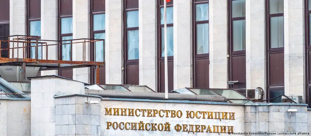 В пятницу, 17 июля, в реестр добавили незарегистрированную Либертарианскую партию России, писателя Дмитрия Петрова, журналиста Александра Поливанова и пермский проект «Четвертый сектор».