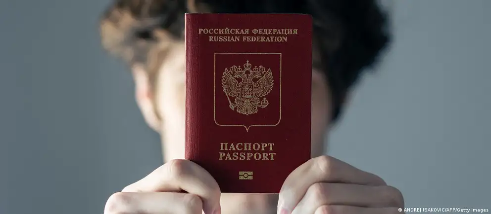 После возражений Франции и Италии в проекте визового запрета предложили ограничить меры краткосрочными визами и только теми, кто прямо участвовал в боевых действиях в Украине; также расширили перечень гуманитарных и государственных исключений.