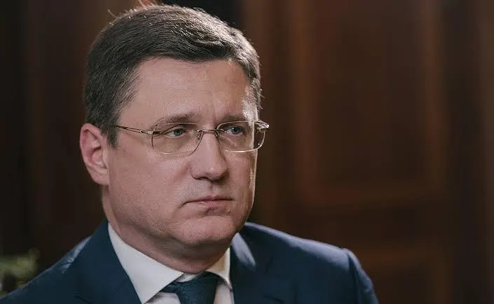 Вице‑премьер сообщил об уменьшении очередей и возобновлении работы АЗС, однако данные отрасли показывают высокий уровень невыполненных заявок и простаивающие НПЗ — дефицит, вероятно, сохранится ещё месяцы.