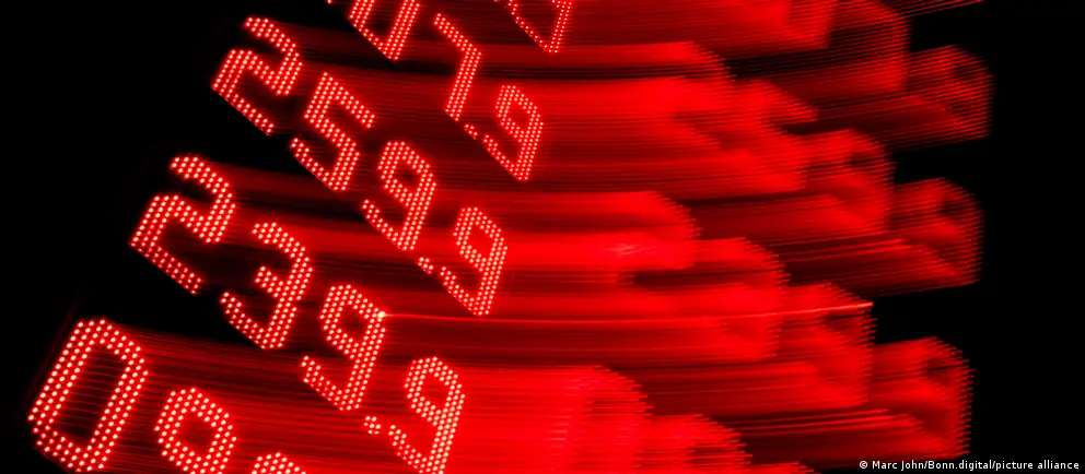 Атаки на НПЗ и падение переработки привели к эмбарго на вывоз топлива из РФ; это вызвало скачок цен и дефицит на мировом рынке, особенно для импортеров дизеля.