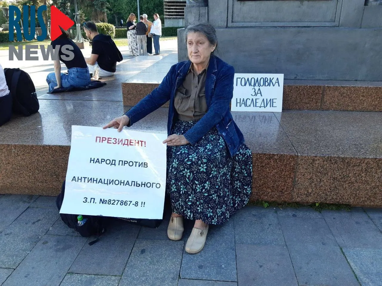 Председатель новосибирского отделения ВООПИК Наталья Шамина объявила голодовку у памятника Кириллу и Мефодию в Москве в знак протеста против законопроекта о передаче регионам права исключать объекты наследия из реестра; через час её задержала полиция.
