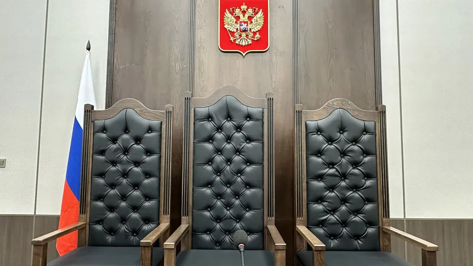 Правительственная комиссия одобрила законопроект Верховного суда, который смягчает требования к образованию для ряда должностей в аппарате судов. Инициатива должна сократить кадровый дефицит, но эксперты предупреждают о рисках временного кадрового потока и необходимости улучшать условия труда.