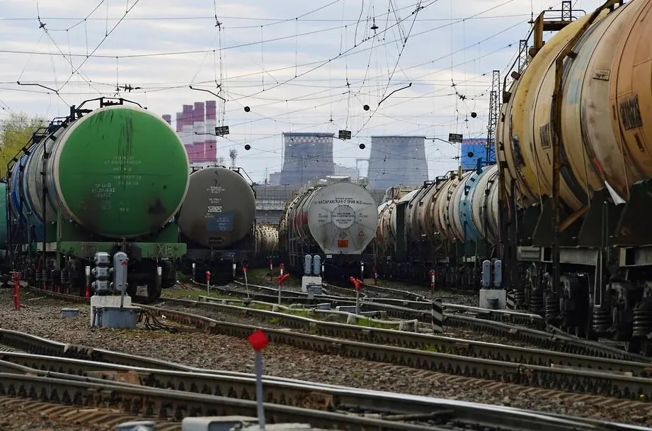 Правительство установило очередность поставок нефтепродуктов: в первую очередь получают госструктуры, предприятия оборонного заказа и сельхозпроизводители, тогда как сети АЗС и независимые заправки — в конце списка. Меры связаны с сокращением переработки и ограничениями экспорта.