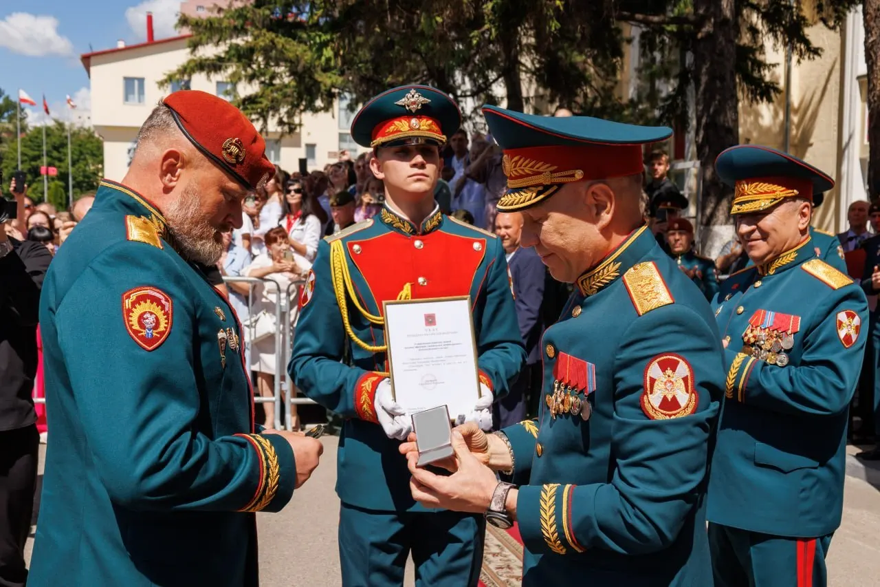 Начальнику Саратовского института войск национальной гвардии Александру Белоглазову присвоили воинское звание генерал-лейтенанта. Погоны и удостоверение вручил заместитель директора Росгвардии, генерал‑полковник Анатолий Маликов.