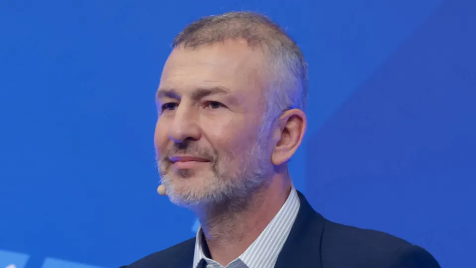 После претензий прокуратуры на СИБЭКО предприниматель Андрей Мельниченко согласовал мировое соглашение: в обмен на перечисление 32 млрд рублей в пользу образовательного центра конфликт о переходе компании в госсобственность был закрыт.