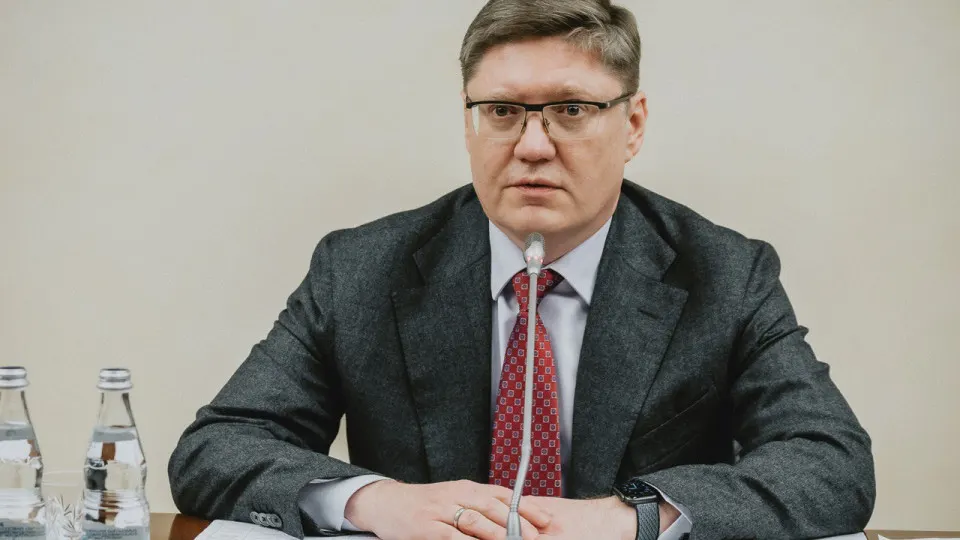 Заместитель руководителя фракции заявил, что сбои в поставках топлива — следствие ударов по нефтеперерабатывающим заводам, пообещал скорое восстановление мощностей и раскритиковал идею национализации. Между тем переработка нефти и выпуск бензина существенно сократились, в регионах действуют ограничения, а на АЗС образовались очереди и вспышки насилия.