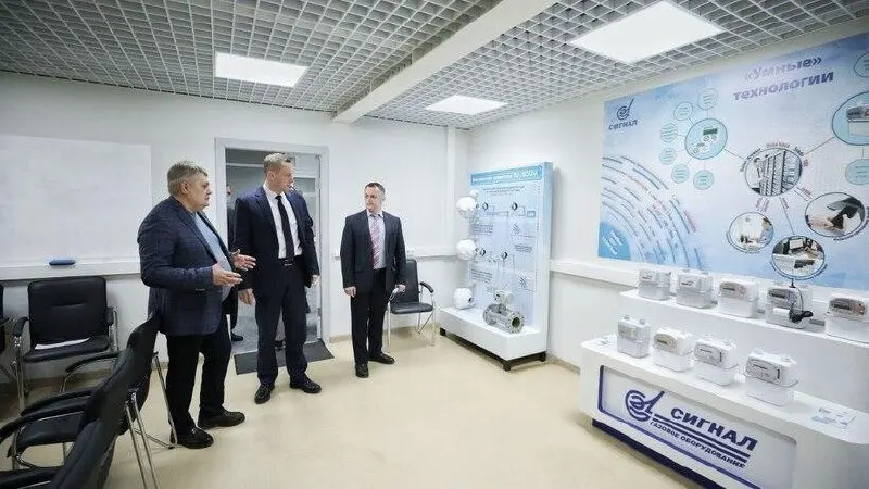 В 21-м пакете санкций Евросоюза предприятие названо поставщиком комплектующих для вооружения и причастным к производству оптико‑электронной системы наведения «Отблеск‑У». В документе отмечают также поддержку ВС России в зоне СВО.