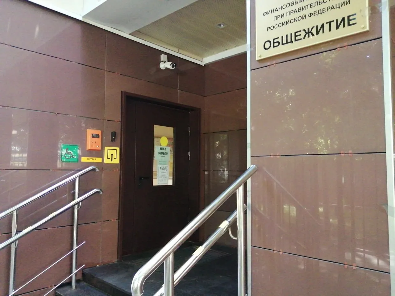 Министерство предлагает переоборудовать недавно построенные или отремонтированные общежития в платные «университетские гостиницы» с улучшенными условиями; стоимость проживания не указана. Ранее в ведомстве отмечали дефицит мест и необходимость капитального ремонта у значительной части общежитий.