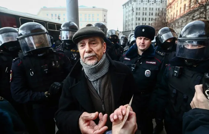 В Хорошевском суде Москвы началось заочное рассмотрение дела против 84‑летнего правозащитника: обвинение просит 6,5 года лишения свободы и запрет администрировать сайты на 10 лет.