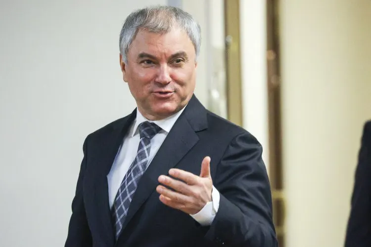 Спикер Госдумы предложил активнее развивать и пользоваться городским электротранспортом — в том числе скоростными трамваями — как более дешёвой и экологичной альтернативой на фоне дефицита топлива.