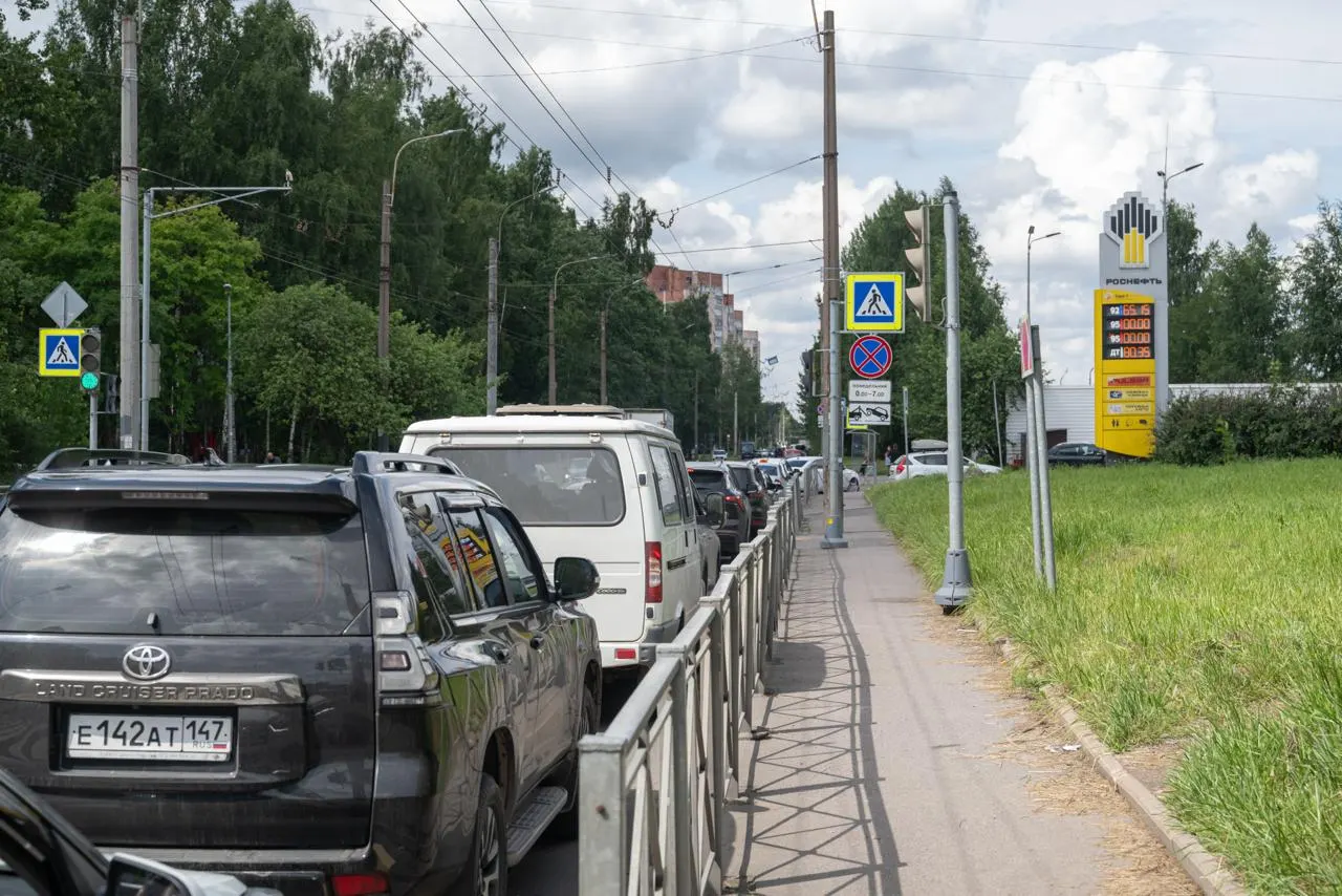 Заправки в нескольких районах Петербурга подтверждают — поставляемый сейчас бензин соответствует стандарту Евро‑5. Власти РФ в июле разрешили временный оборот топлива Евро‑3 из‑за ограничений поставок, но в городе пока отмечают наличие запасов.