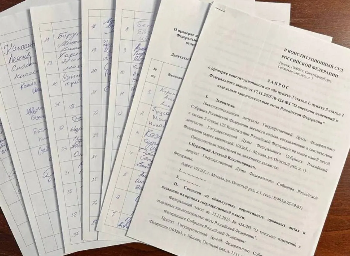 Депутат от Ульяновской области Алексей Куринный собрал 73 подписи коллег за проверку закона об обязательной отработке для студентов‑медиков; для обращения в Конституционный суд требуется 90 подписей. Теперь инициировать проверку сможет только пострадавший студент, что может занять не менее полутора лет.