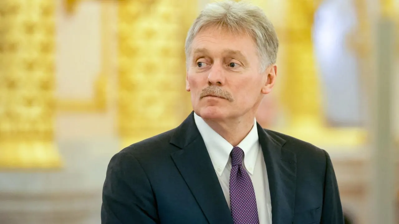Пресс‑секретарь президента заявил, что вовлечение западных стран превратило спецоперацию в полноценный вооружённый конфликт; удары по гражданской инфраструктуре он назвал террористическими и подтвердил готовность к переговорам при посредничестве США.