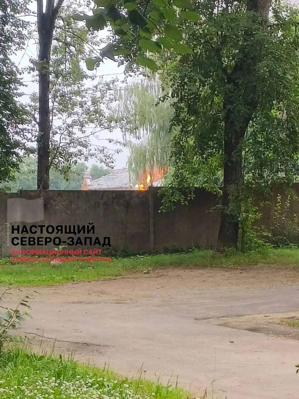 Появились кадры с предполагаемого места удара по пункту постоянной дислокации 26-й ракетной бригады в Луге; ранее сообщалось о повреждениях в портах и на военном полигоне после атаки беспилотников.