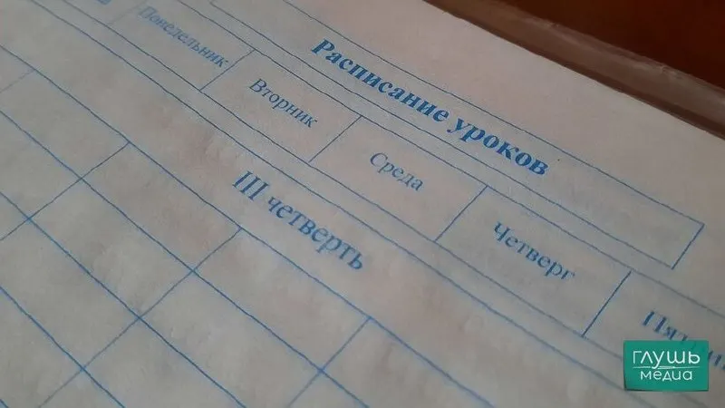 Вице‑спикер Госдумы Борис Чернышов предложил поощрять школьников единовременными выплатами, сертификатами или грантами за улучшение успеваемости; инициативу направили вице‑премьеру Дмитрию Чернышенку.