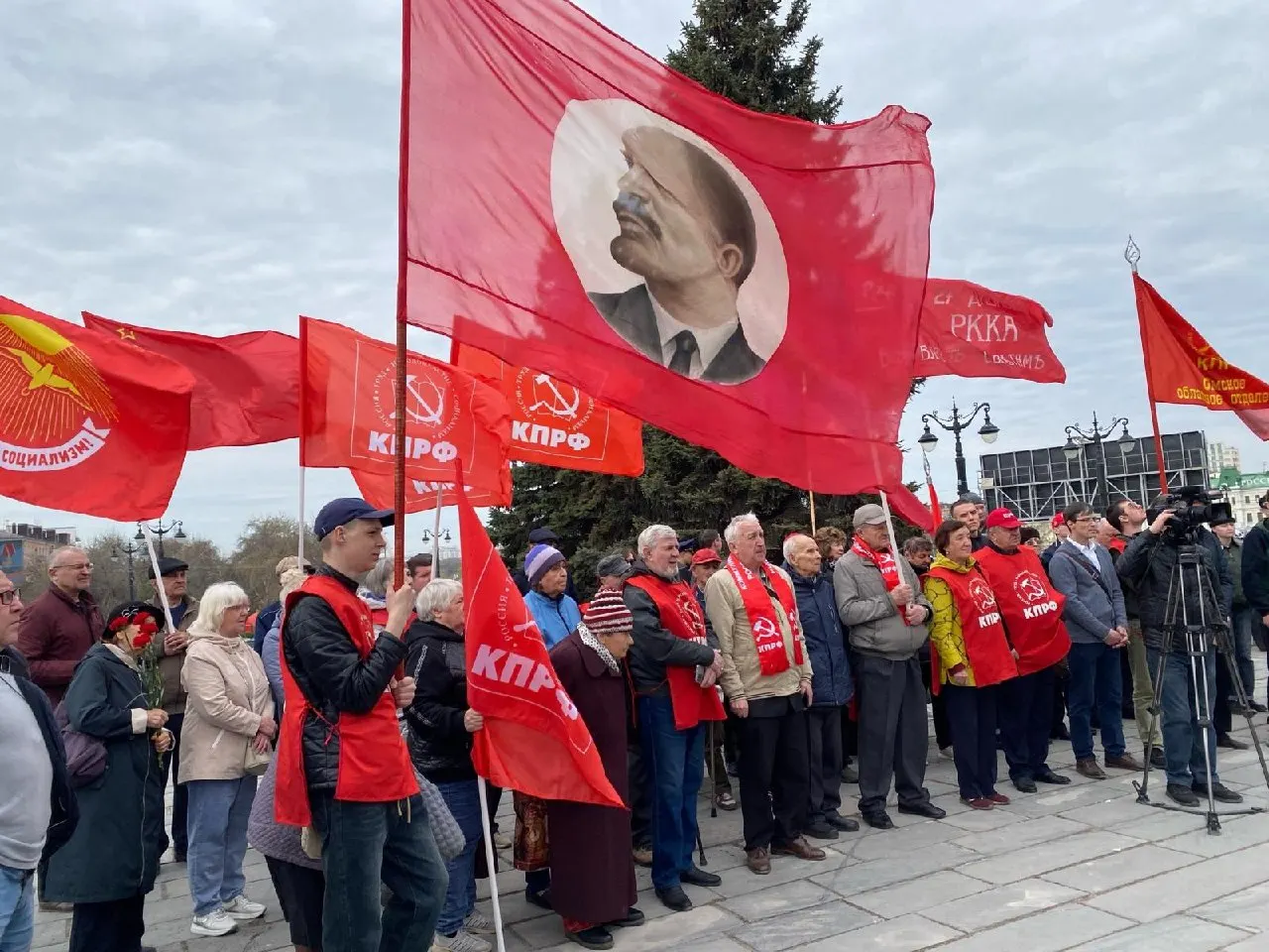 Дума подготовила поправки, которые позволят партиям, ранее отстранённым бюрократическими процедурами, участвовать в будущих региональных и муниципальных выборах. Новые правила начнут действовать не сразу, из‑за чего некоторые партии могут остаться вне ближайших кампаний.