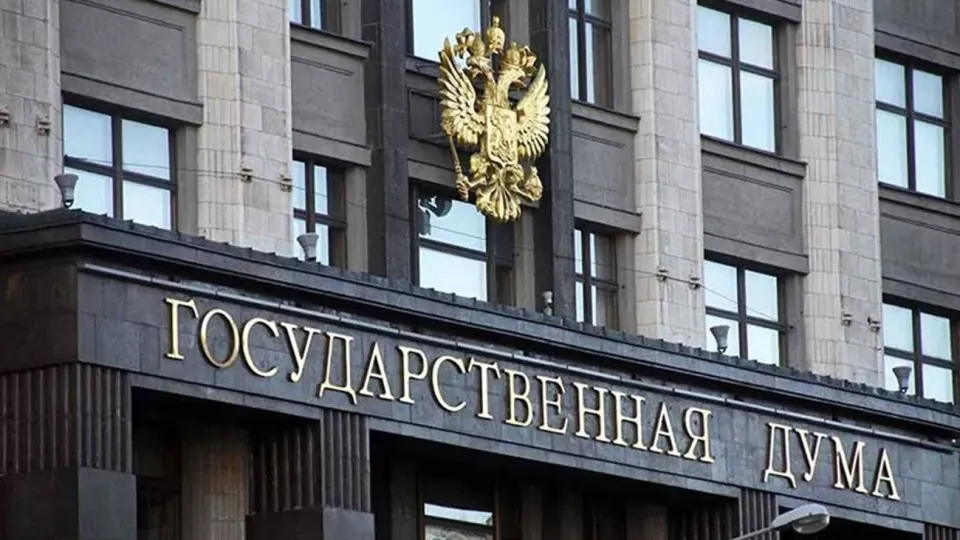 Новый закон позволяет отзывать опционы обратного выкупа у инвесторов из недружественных стран по сделкам, заключённым после 22 февраля 2022 года; решение сможет принимать арбитраж по запросу нового собственника или профильного ведомства.