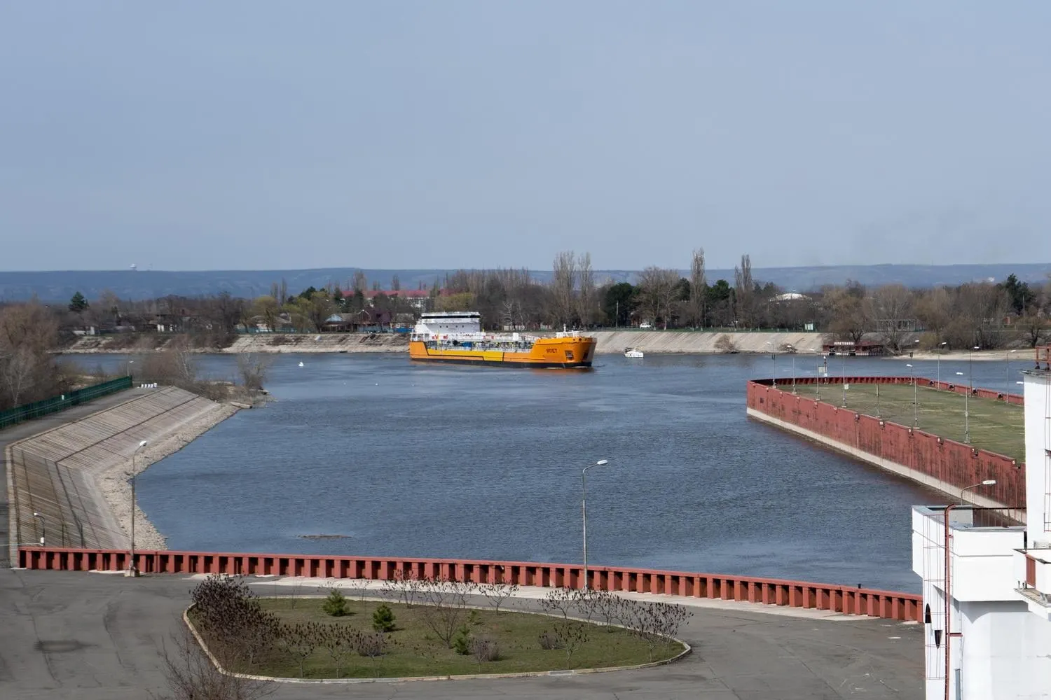 Навигация по каналу, связанному с Азовским морем, приостановлена — решение принято после атак беспилотников по ряду судов; это может затронуть значительную долю экспорта зерна.