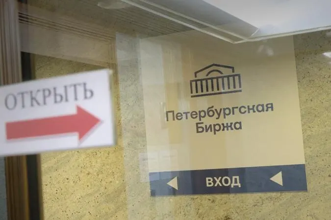 Биржа запретит закупки топлива исключительно для перепродажи — покупать разрешат только для собственных нужд или для заранее указанного конечного получателя. Нарушителям грозит ограничение доступа на платформу. Изменения вводят на фоне сокращения поставок и падения биржевых продаж.