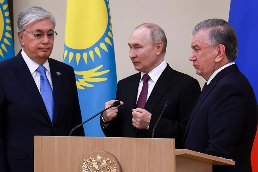 Президент поручил правительству вести переговоры об изменениях в соглашениях, регулирующих поставки, ремонт и совместные разработки военной продукции, на фоне санкционных ограничений.