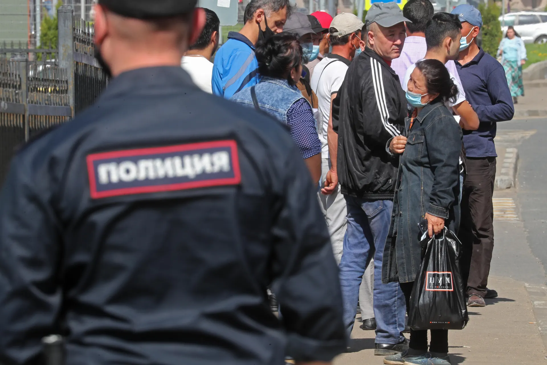 Во второе чтение в Госдуме внесены поправки, которые делают депортацию обязательной для ряда правонарушений — в том числе за неповиновение пограничнику и за дискриминацию.