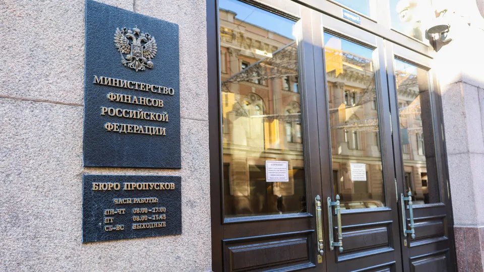 Аналитики отмечают резкий рост государственного долга после 2022 года, удорожание его обслуживания и риск «долговой спирали», если не ввести пределы заимствований.