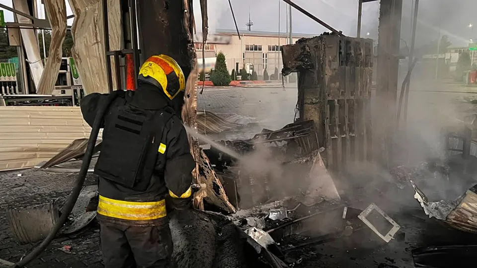 Ночью 1 июля беспилотники атаковали пять автозаправочных станций в Днепропетровской области: одна женщина погибла, трое получили ранения, на местах возникли пожары. Одновременно в России наблюдается острый дефицит топлива, резкий рост цен и экстренный импорт.