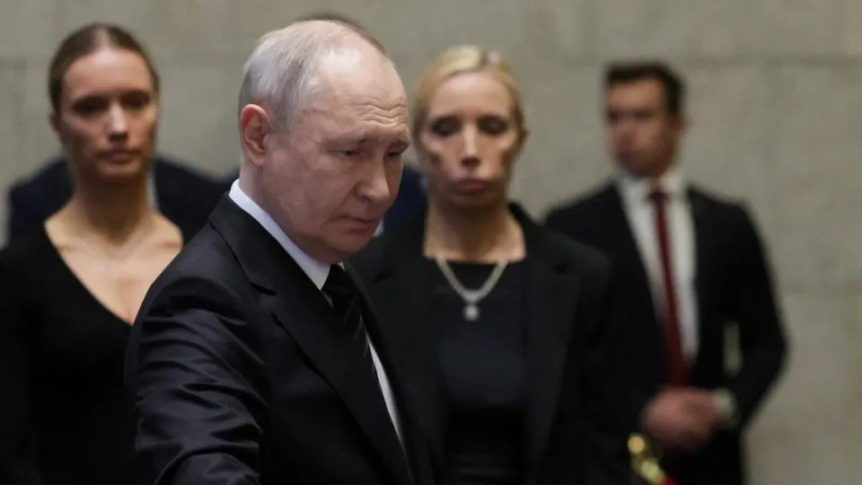 По словам собеседников, несмотря на призывы к миру и предупреждения советников об экономических и бюджетных рисках, российское руководство склоняется к дальнейшему обострению конфликта и попыткам захвата Донбасса.