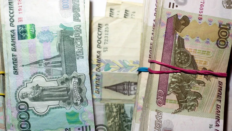 В первой половине июля население массово увеличило объём наличных: за 1–16 июля «кэш» в обращении вырос на 513 млрд руб. Банки активнее привлекают средства у Центробанка, а доля проблемных кредитов растёт.