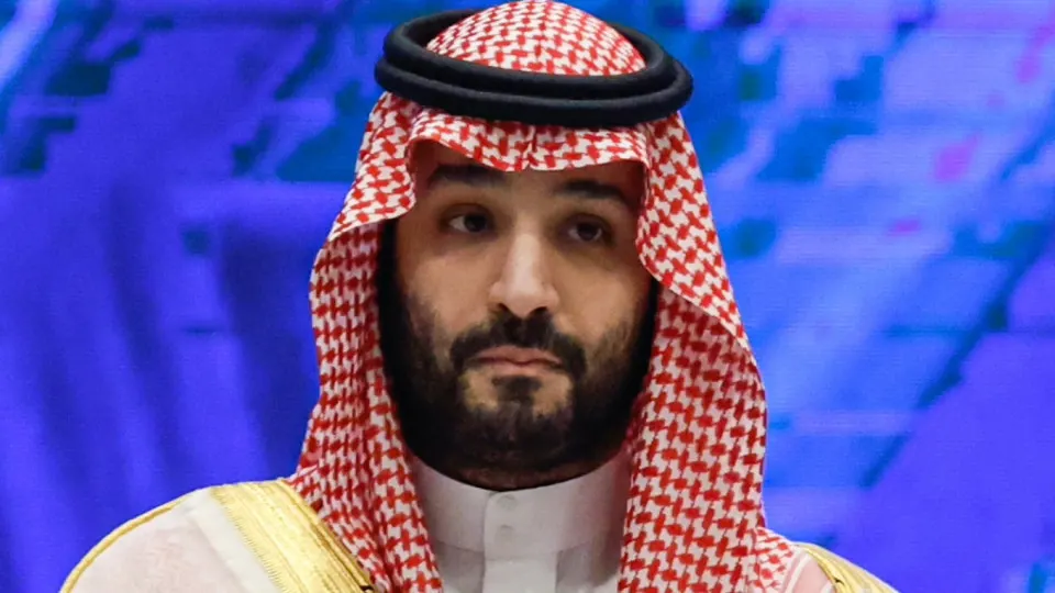 Саудовская Аравия сократила официальную цену сорта Arab Light на $11 за баррель и впервые с 2020 года предложит нефть со скидкой к региональным бенчмаркам. Решение усиливает давление на котировки и ударяет по доходам экспортеров нефти.