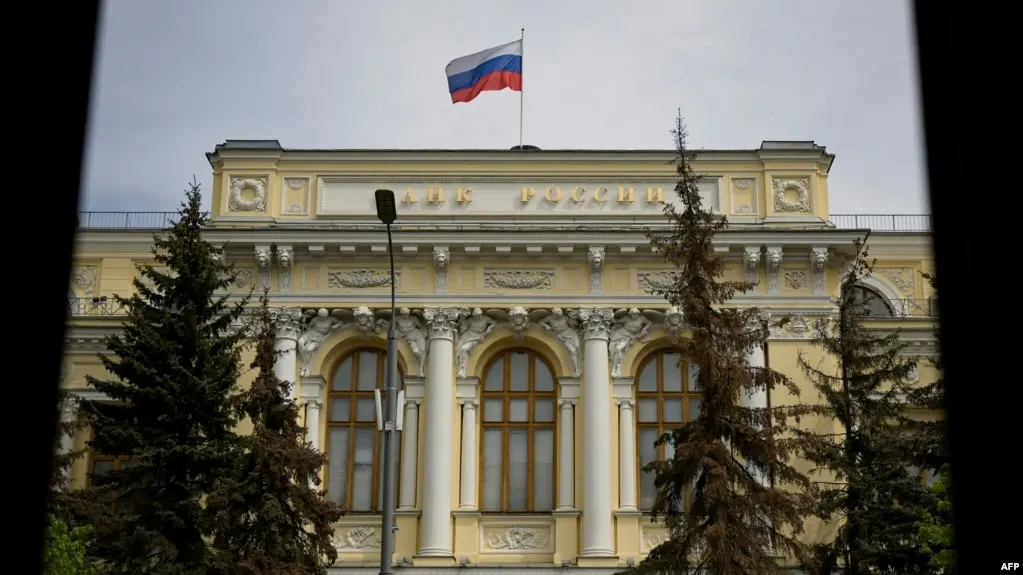 Банк России добавил в список доступных для обращения на биржах криптовалют Bitcoin, Ethereum и USDT; для неквалифицированных инвесторов установлен годовой лимит, а закон о цифровых валютах вступит в силу в 2026 году.