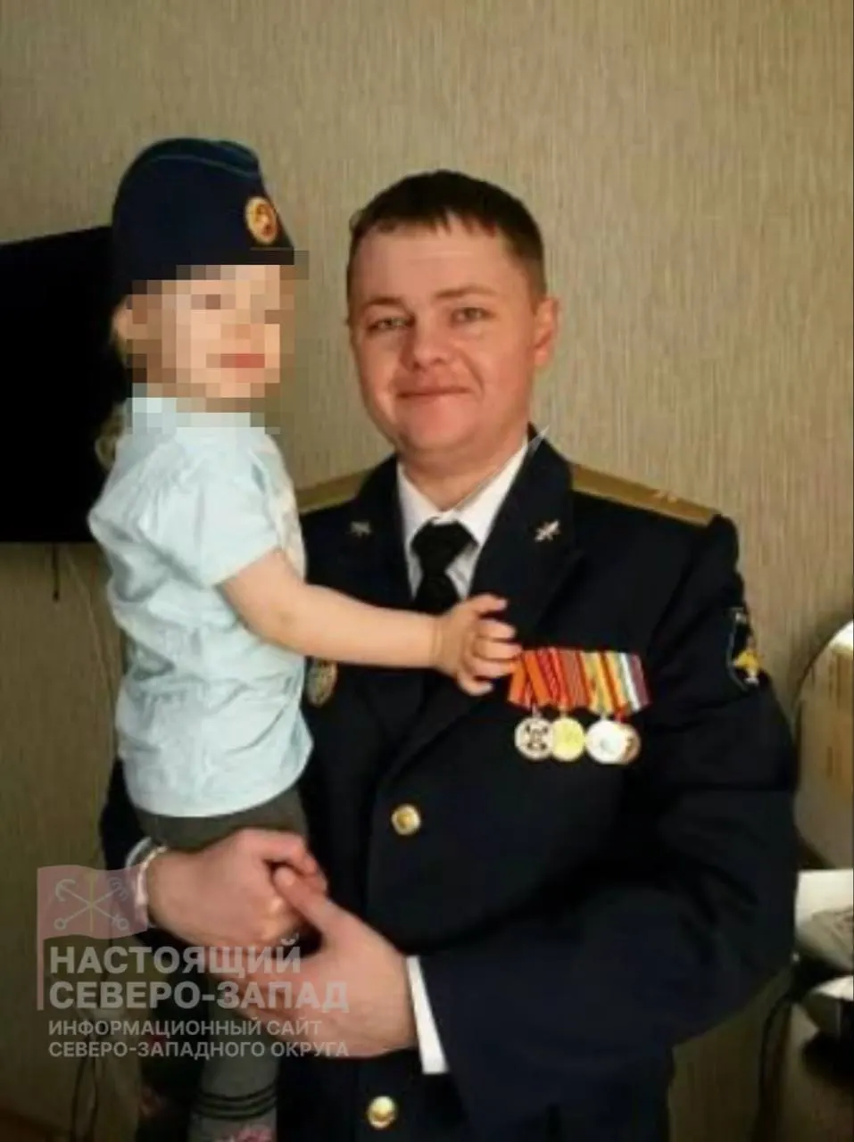 По предварительным данным, в результате взрыва рядом с домом в Славянке погиб майор, его жена получила тяжёлые ранения; началось расследование.