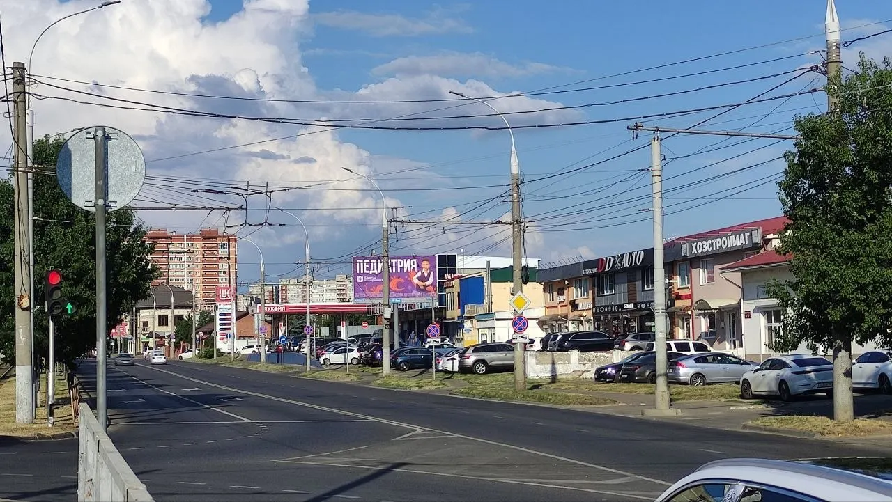 В Петербурге и Краснодаре вновь вводят ограничения на продажу топлива: на отдельных АЗС исчезают бензин и дизель; власти обещают мониторинг поставок и меры.