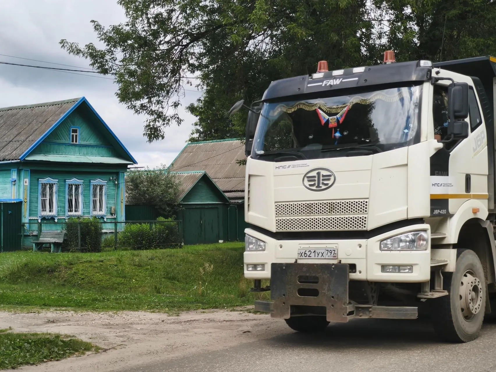 Изъятие жилья, громкие грузовики и близость поездов — так меняет жизнь деревень на пути скоростной магистрали между Москвой и Петербургом.