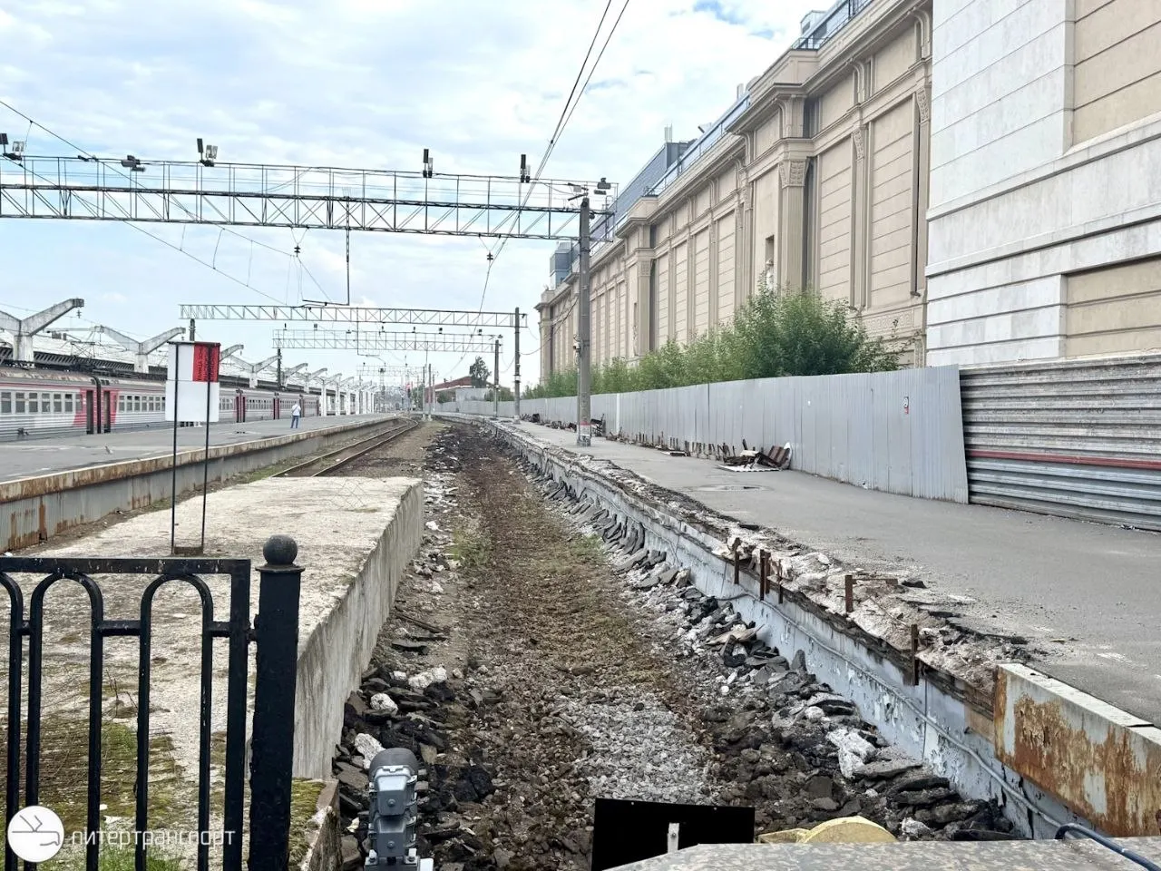 В связи со строительством скоростной магистрали будет изменено направление пригородных поездов: они будут перенаправлены к Рыбацкому и Ладожскому вокзалам; демонтаж платформ начат; введена временная схема до ввода нового вокзала на Волковской.