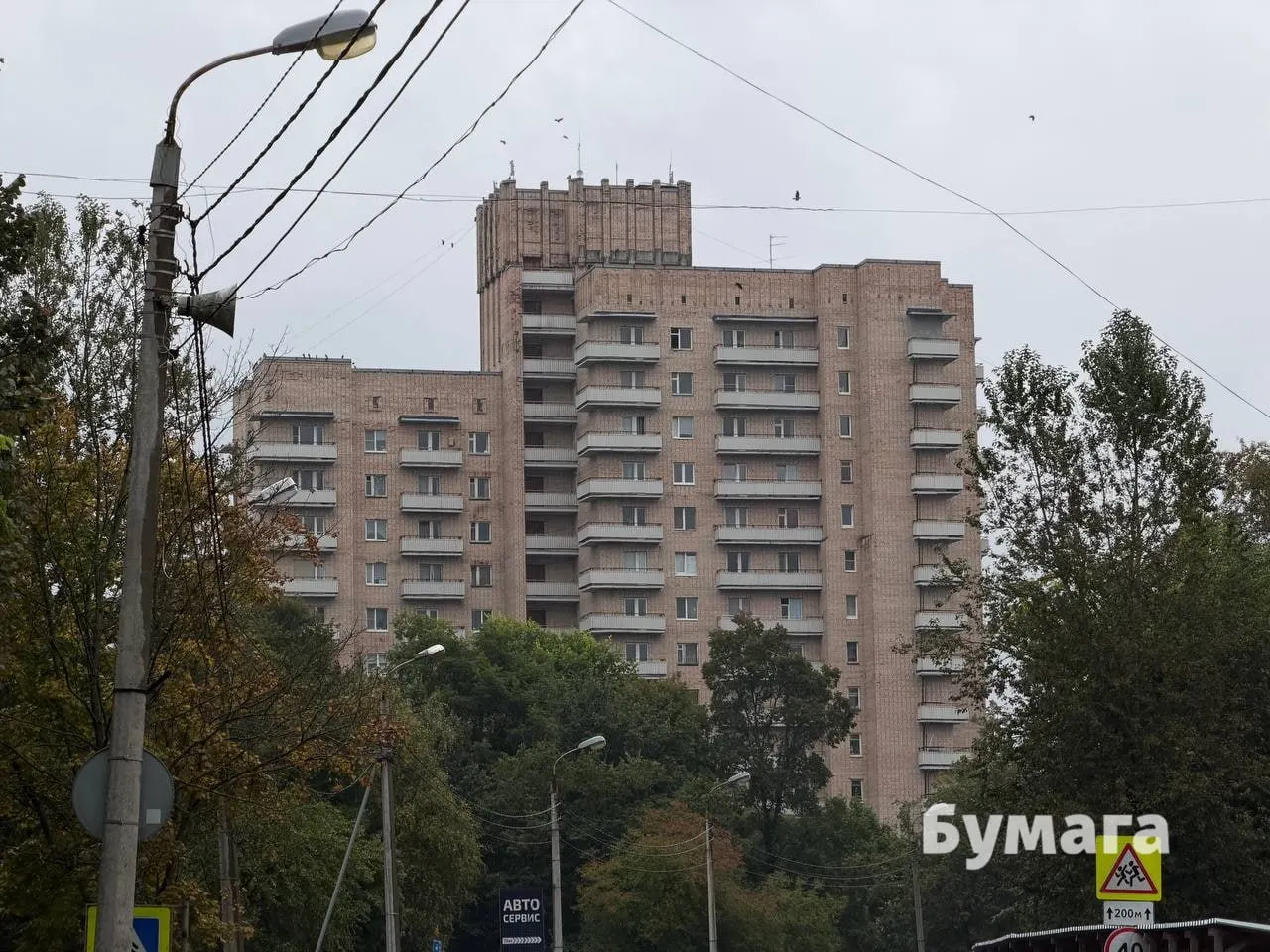 Повреждения зафиксированы на Ленинградской улице, проспекте Ленина и набережной Волховской; власти оценивают последствия.
