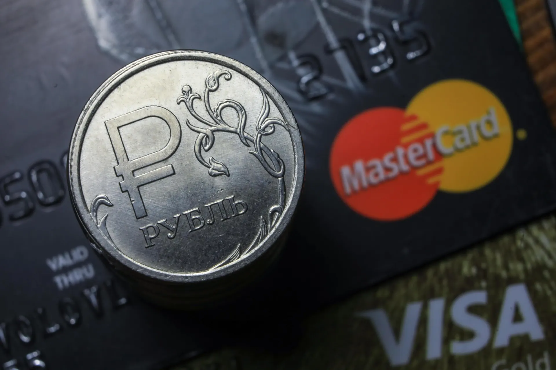 Россияне сталкиваются с перебоями при оплате картами Visa и Mastercard и через систему СБП; причины пока уточняются.