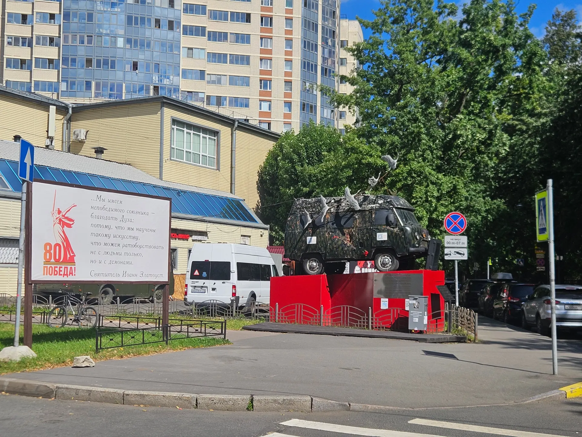 В Санкт-Петербурге исчезли экспонаты, включая штурмовика и инсталляцию у метро Лесная; расследование затрагивает память города и патриотические проекты.
