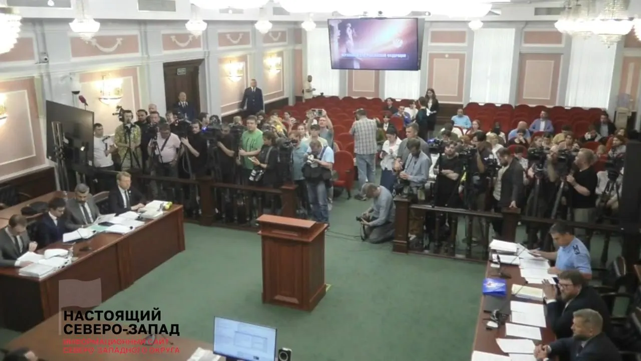 У здания суда собрались около 500 человек; внутрь не пустили гостей — процесс ведут только участники и журналисты. Истец требует снять «Яблоко» с выборов по обвинениям в авторских правах, агитации и нарушениях счетов кандидатов.