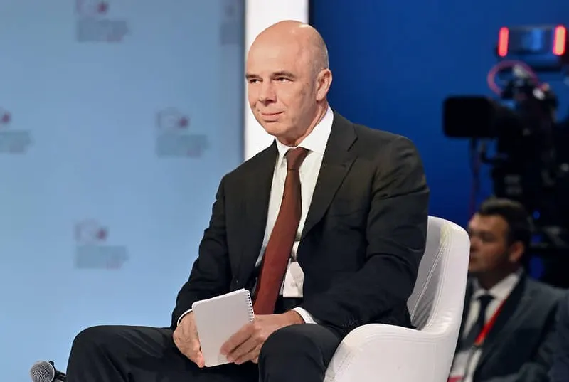 Глава Минфина уверяет, что бюджет полностью обеспечен ресурсами и обязательства будут исполнены; дефицит на начало 2026 года составил около 6,46 трлн рублей (примерно 2,8% ВВП).