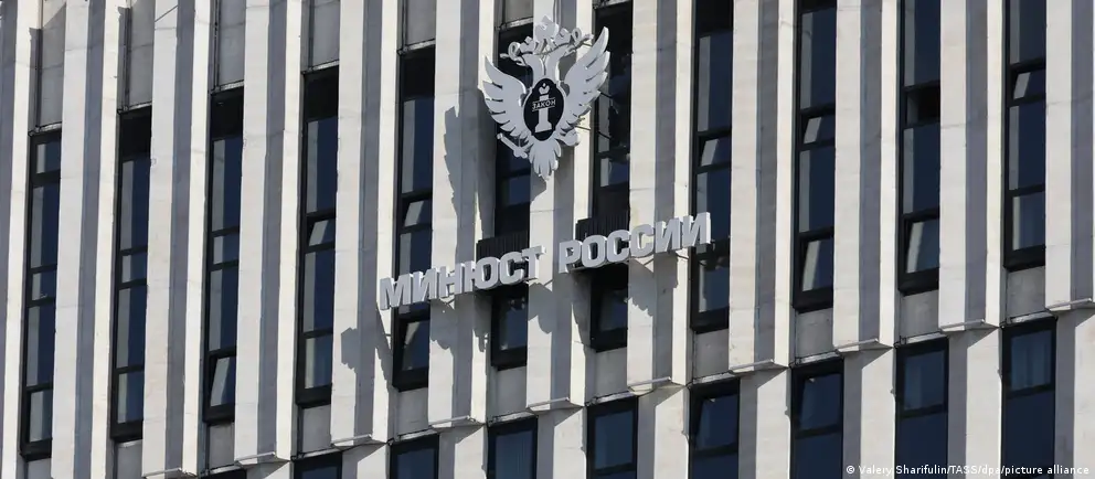 Министерство юстиции расширило перечень нежелательных организаций, включив в него ряд иностранных и международных институтов, в том числе фонд во главе с Навальным и несколько исследовательских центров.