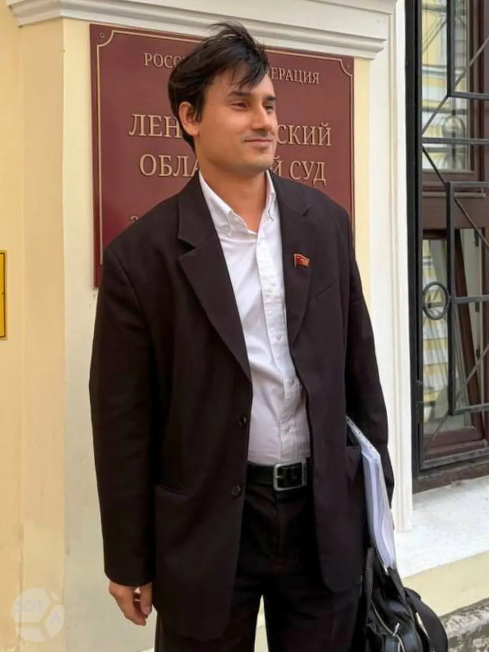 Ленинградский областной суд отказал депутату КПРФ в иске к избиркому о регистрации на выборы; отказ в регистрации сохранён. Основанием стало привлечение к административной ответственности за публикации, признанные экстремистскими.
